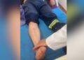 Aksident gjatë shuarjes së flakëve në Krujë, guri shkëputet nga mali dhe godet zjarrfikësin e sëmurë!