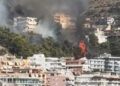 Vatër e madhe zjarri në kurorën e gjelbërt të Sarandës, banorët të alarmuar, flakët shumë pranë shtëpive! Tymi po mbulon qytetin