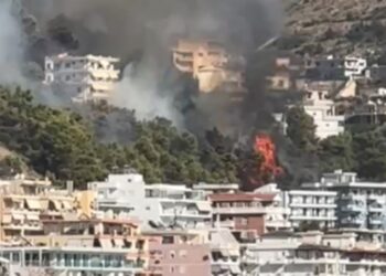 Vatër e madhe zjarri në kurorën e gjelbërt të Sarandës, banorët të alarmuar, flakët shumë pranë shtëpive! Tymi po mbulon qytetin