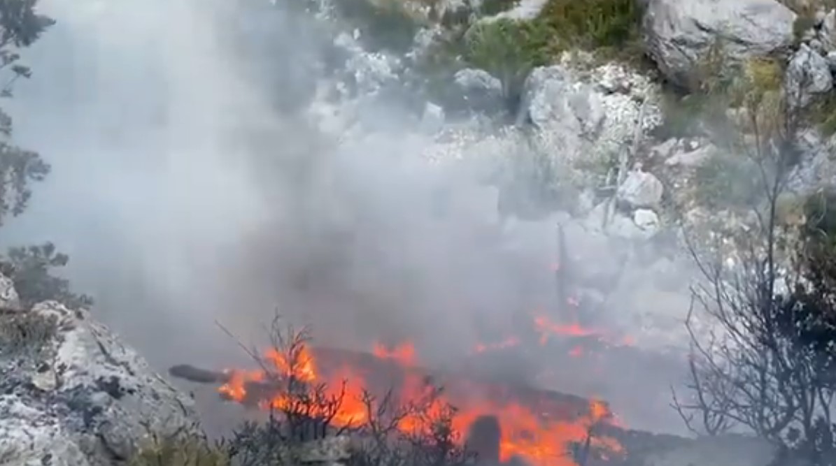 Aktiv prej dy ditësh  vihet në kontroll zjarri në Dukat dhe në  Malin e Çikës 