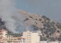 VIDEO/ Zjarri në Sarandë, flakët përhapen me shpejtësi drejt banesave e hoteleve, kërkohet ndërhyrja nga ajri