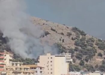 VIDEO/ Zjarri në Sarandë, flakët përhapen me shpejtësi drejt banesave e hoteleve, kërkohet ndërhyrja nga ajri
