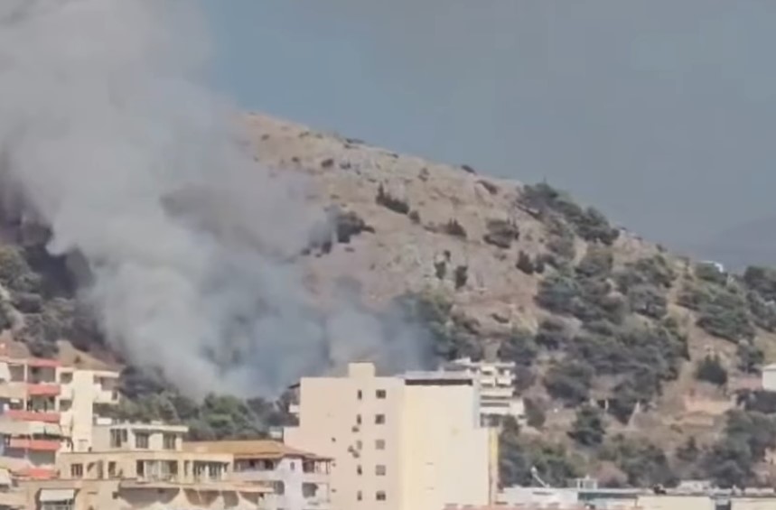 VIDEO  Zjarri në Sarandë  flakët përhapen me shpejtësi drejt banesave e hoteleve  kërkohet ndërhyrja nga ajri