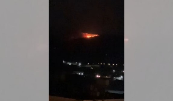 Vatër zjarri në malin e Shashicës në Vlorë  era favorizon flakët  terreni i vështirë për ndërhyrje 