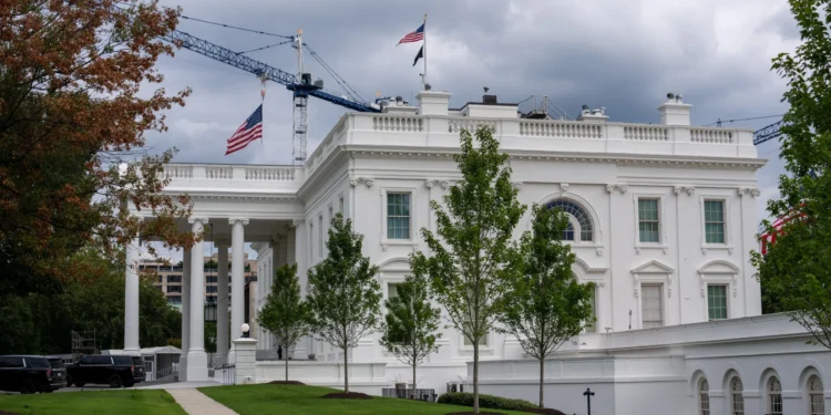 Trump u ndaloi disa mediave raportimin në Shtëpinë e Bardhë, Gjykatësi urdhëron rikthimin e aksesit -
