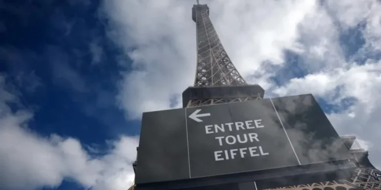 Kulla Eiffel mbyllet pas grevës së stafit, punonjëseve iu kërkua të largoheshin gjatë vizitës së një grupi hindu -