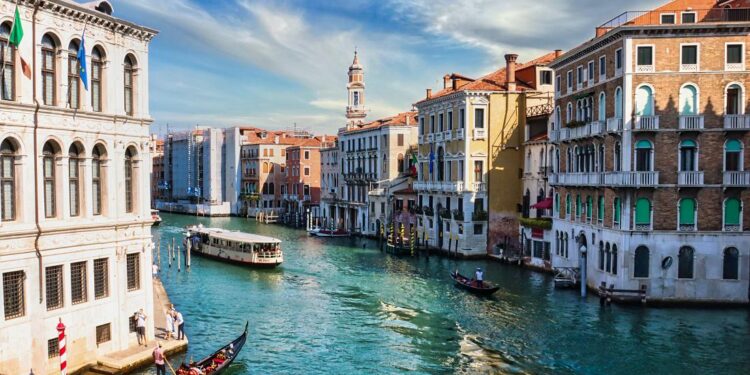 Venecia po shqyrton rritjen e tarifës së hyrjes për turistët nga 10 euro në 30 euro -