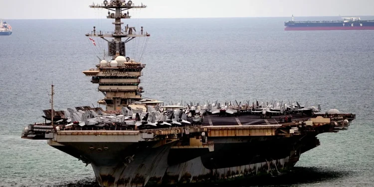 Aeroplanmbajtësja amerikane Abraham Lincoln mbërrin në Tajlandë pas muajsh në det -