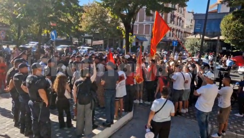 Protestuesit bllokojnë rrugët në ditën e parë të shkollës  Qindra nxënës në trafik për minuta me radhë