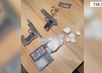 “Shkolla të pastra” në Tiranë| 28-vjeçari në pranga, 235 doza kokainë dhe 2 pistoleta sekuestruar