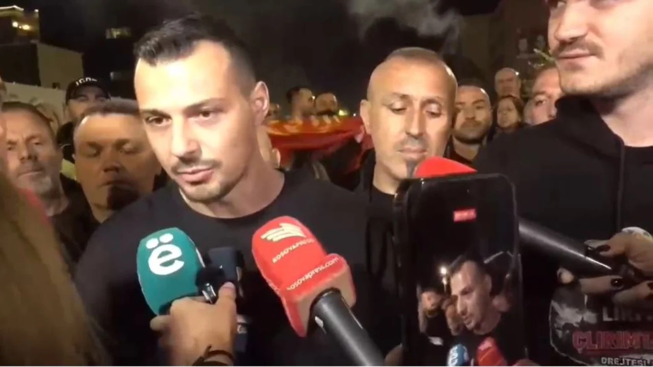  Besojmë në pafajësinë e çlirimtarëve   Djali i Hashim Thaçit dhe ai i Kadri Veselit krah njëri tjetrit në protestë
