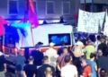 Nuk i hapën rrugën, ambulanca bllokohet mes protestuesve në Tiranë