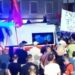 VIDEO/ Nuk i hapën rrugën, ambulanca bllokohet mes protestuesve në Tiranë