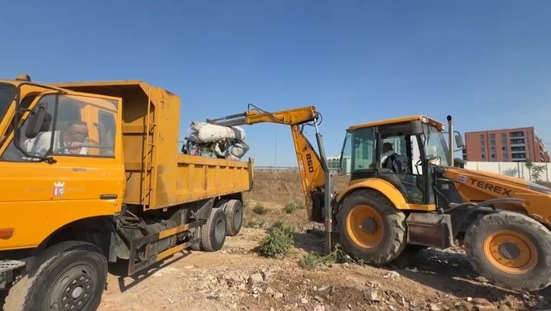 VIDEO  Aksion për pastrimin e Lumit të Tiranës  ndërhyrje pranë Urës së Paskuqanit pas grumbullimit të mbetjeve
