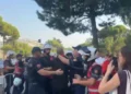 Tensione jashtë Parlamentit, Policia shoqëron disa protestues