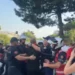 Tensione jashtë Parlamentit, Policia shoqëron disa protestues