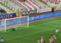Rey Manaj shpërthen me dopietë, sulmuesi kuqezi i jep skuadrës pikën në barazimin 2-2