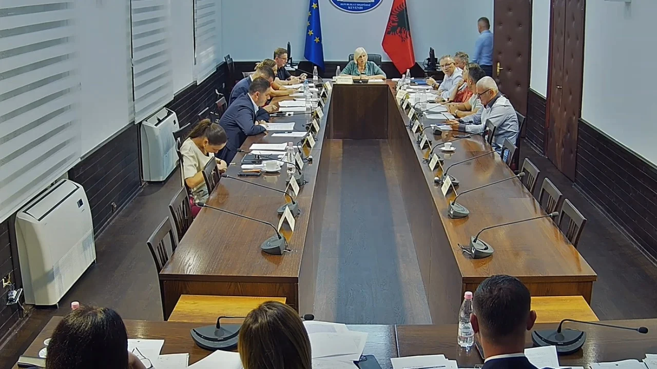 Pagat e magjistratëve ndezin Kuvendin  Mazhoranca propozon  8 500 lekë  PD kundër  KLGJ KLP kërkuan 10 fishin