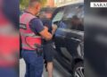EMRI/ Goditi me grushte policin gjatë detyrës, arrestohet i riu