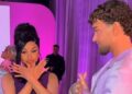“Jam rritur me Shqiptarët”, Cardi B pozon me simbolin e shqiponjës dykrenare -