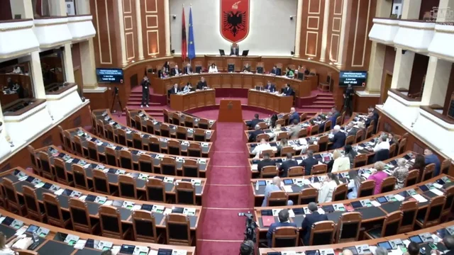 Sesion i ri  beteja të vjetra  Kuvendi rikthehet më 8 shtator  PS përgatit hartën me 46 bashki  PD paralajmëron betejë në Kushtetuese