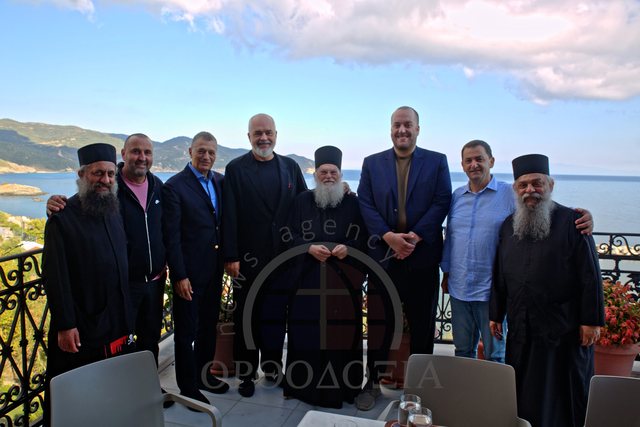 FOTOLAJM   Rama viziton Malin e Shenjtë në Greqi  bashkë me të birin Gregun dhe Vangjel Tavon