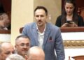 VIDEO / Redi Muçi ironizon deputetët e shumicës, Zegjine Çaushi: O psikopat…