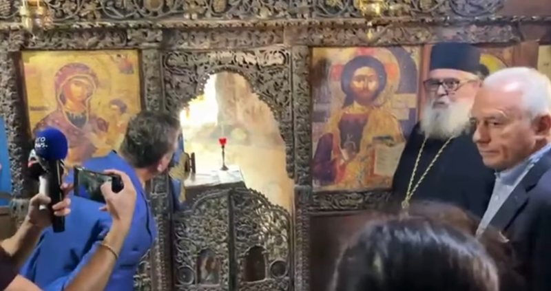 VIDEO    Mos bëj politikë brenda manastirit   prifti i Zvërnecit i përvishet Tabakut  Kur të jemi në kafe  na pyet për këto 