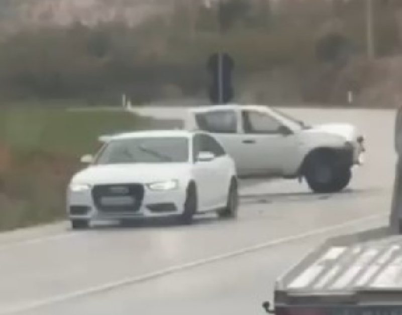 Aksident i rëndë në Orikum  dy automjete përplasen me njëri tjetrin  VIDEO 