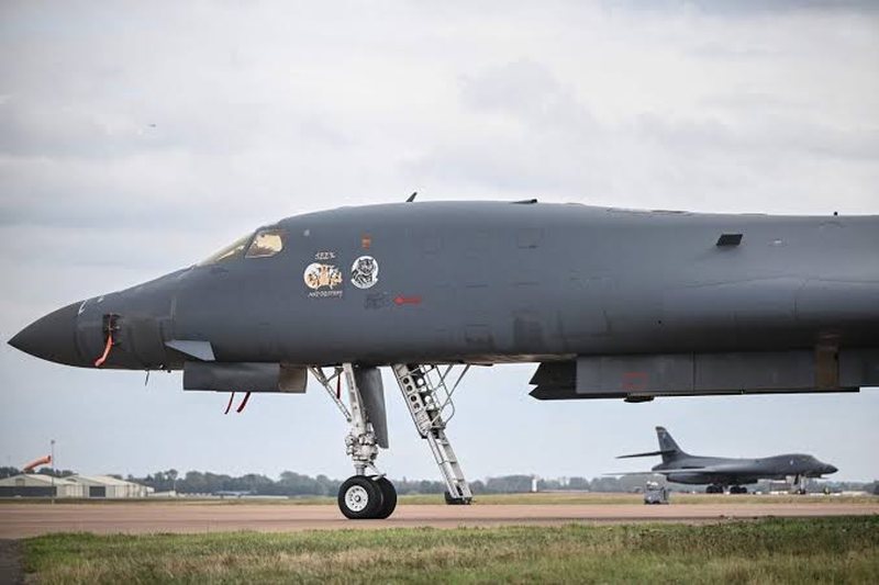 Incidenti pranë bazës RAF Fairford  arrestohen 5 persona pas zbulimit të tre automjeteve të dyshimta  evakuohen 85 familje