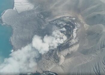 Shpërthen vullkani Krakatau, hiri vullkanik paralizon fluturimet në 6 aeroporte të Indonezisë