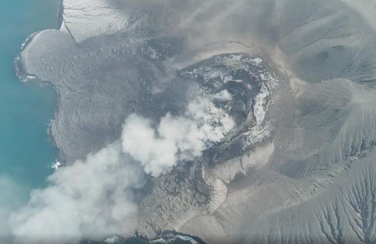Shpërthen vullkani Krakatau  hiri vullkanik paralizon fluturimet në 6 aeroporte të Indonezisë