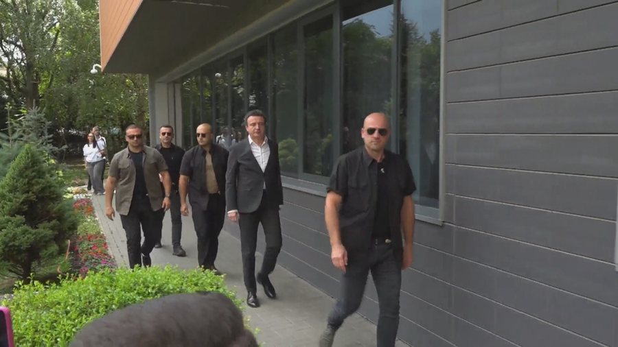 Kurti largohet nga dera e pasme  Abdixhiku pas takimit informues  Atë që ka ndodhur dje 