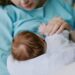 Prindërit por refuzojnë gjithmonë e më shumë Vitaminën K, për mjekët rreziqet janë vdekjeprurëse