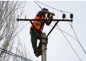 E rëndë në Patos, elektricisti humb jetën teksa punonte në shtyllë