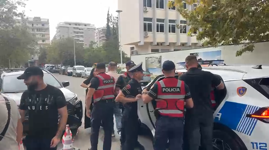 Protesta në Vlorë  Policia shoqëron Baki Goxhajn  aktivistin e ndaluar nga Izraeli në Flotiljen Sumud dhe 3 persona të tjerë 