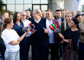 “Do përfundosh në burg! E shkatërrove PD-në”/ Qytetarët masakrojnë Berishën pas kthimit nga SHBA