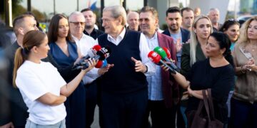 “Do përfundosh në burg! E shkatërrove PD-në”/ Qytetarët masakrojnë Berishën pas kthimit nga SHBA