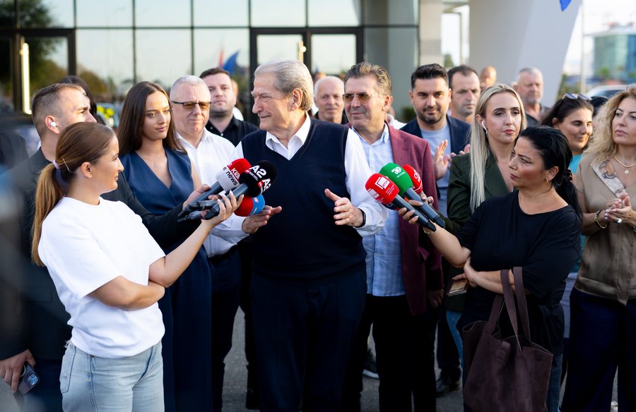  Do përfundosh në burg  E shkatërrove PD në   Qytetarët masakrojnë Berishën pas kthimit nga SHBA