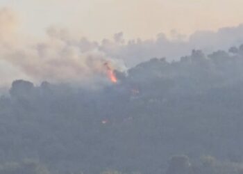 VIDEO/ Zjarri përfshin kodrat e Kropishtit, flakët afrohen rrezikshëm drejt banesave