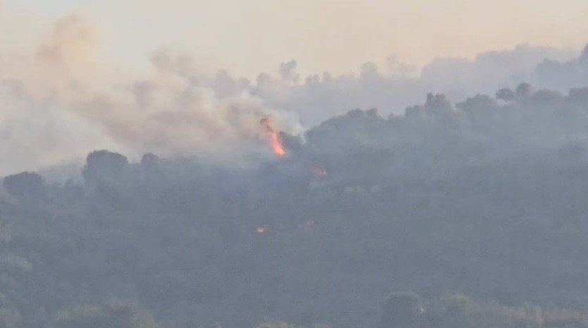 Zjarri përfshin kodrat e Kropishtit  flakët afrohen rrezikshëm drejt banesave