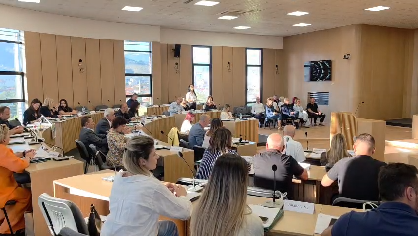 Elbasani voton pro bashkimit me Cërrikun e Belshin  tensione dhe përplasje në Këshillin Bashkiak
