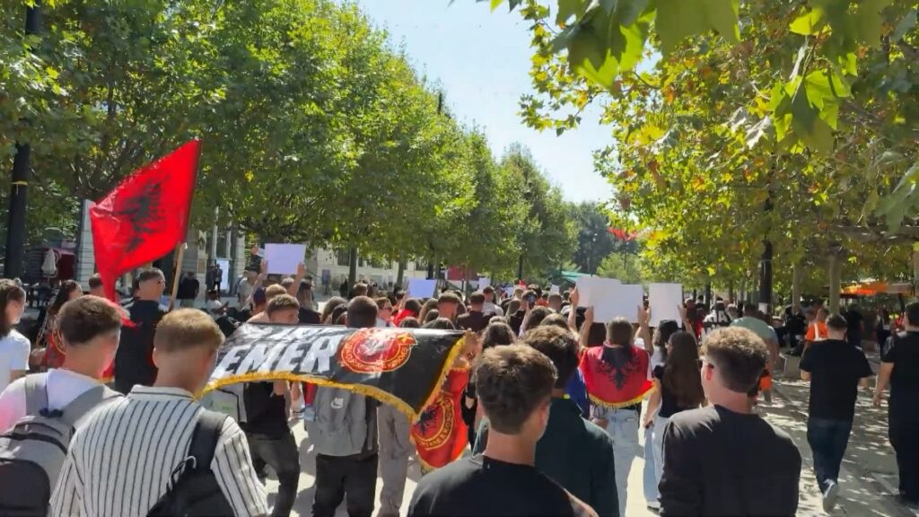  UÇK  UÇK   Studentët e Prishtinës në këmbë kundër vendimit të Hagës  Falë asaj lufte  sot jetojmë në liri