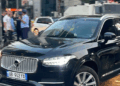 Protestuesit sulmojnë makinën e deputetes, Policia ndalon Adriatik Lapajn dhe Shpend Gashin