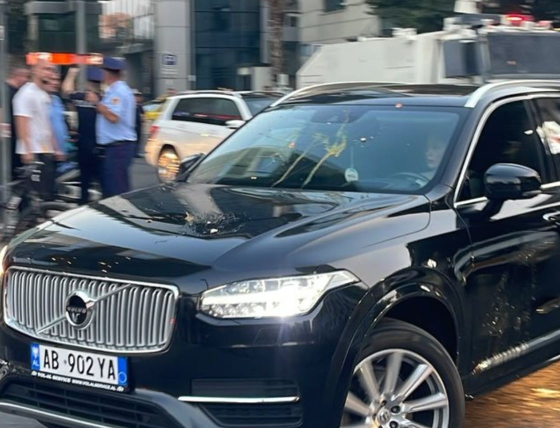 Protestuesit sulmojnë makinën e deputetes  Policia ndalon Adriatik Lapajn dhe Shpend Gashin