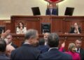 PS rrëzon kërkesën për debat për Vlora Hysenin! PD rrethon foltoren, 10 minuta pushim