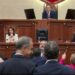 Tension në Kuvend, opozita tenton të bllokojë foltoren, ndërhyn Garda. Klosi: Nuk mbrojmë asnjë zyrtar