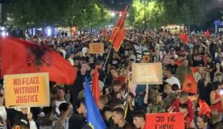 Nis grumbullimi në Prishtinë  qindra qytetarë në mbështetje të ish krerëve të UÇK së