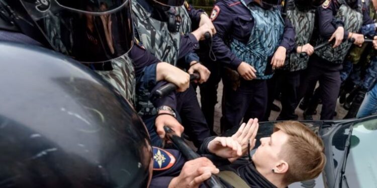 Qindra adoleshentë rusë përballen me aktakuza për terrorizëm -