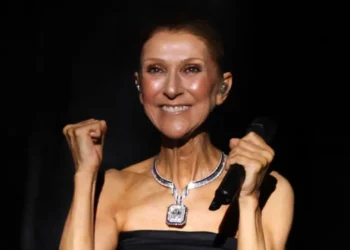 Rikthehet Celine Dion, performon live përballë fansave në Paris pas më shumë se gjashtë vitesh